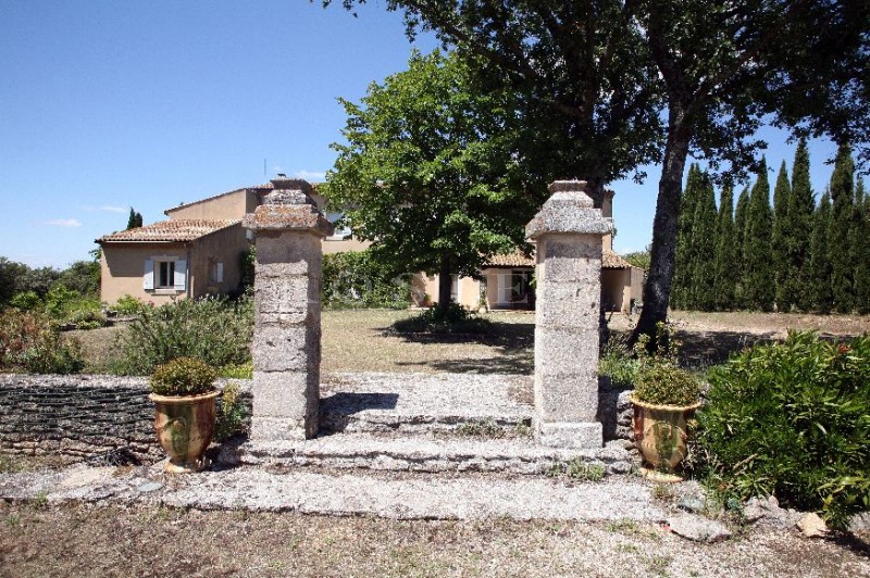 Beautiful mansion house for sale in the Luberon, south of France, on 2 hectares (5 acres) of land