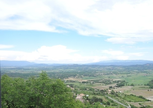 45 minutes from the Avignon TGV train station, 1 hour from Marseille airport and in the heart of one of the most beautiful villages in France
