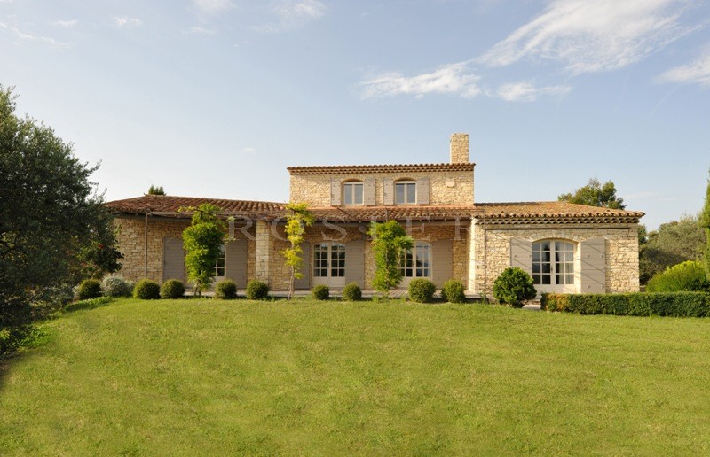 Near Gordes, beautiful stone house overlooking the valley, the Luberon and the Alpilles