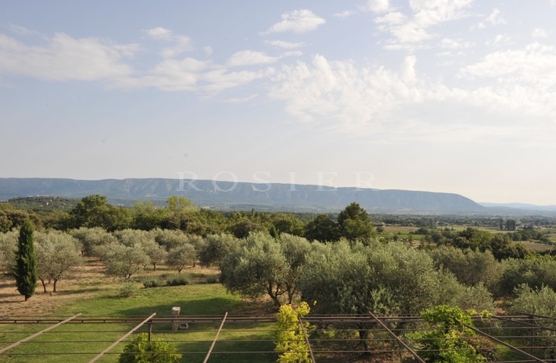 Near Gordes, beautiful stone house overlooking the valley, the Luberon and the Alpilles