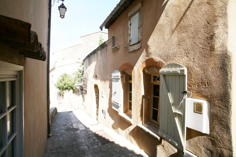 In the Luberon, at the heart of a highly saught after village: a charming 17th century property.
