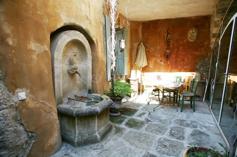 In the Luberon, at the heart of a highly saught after village: a charming 17th century property.