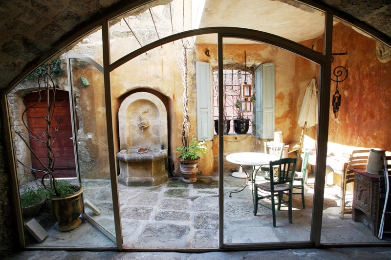 In the Luberon, at the heart of a highly saught after village: a charming 17th century property.
