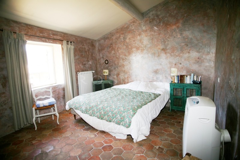 In the Luberon, at the heart of a highly saught after village: a charming 17th century property.