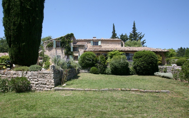 Provence, Luberon, for sale, a renovated XVIth century sheepfold, on 7 hectares of grounds