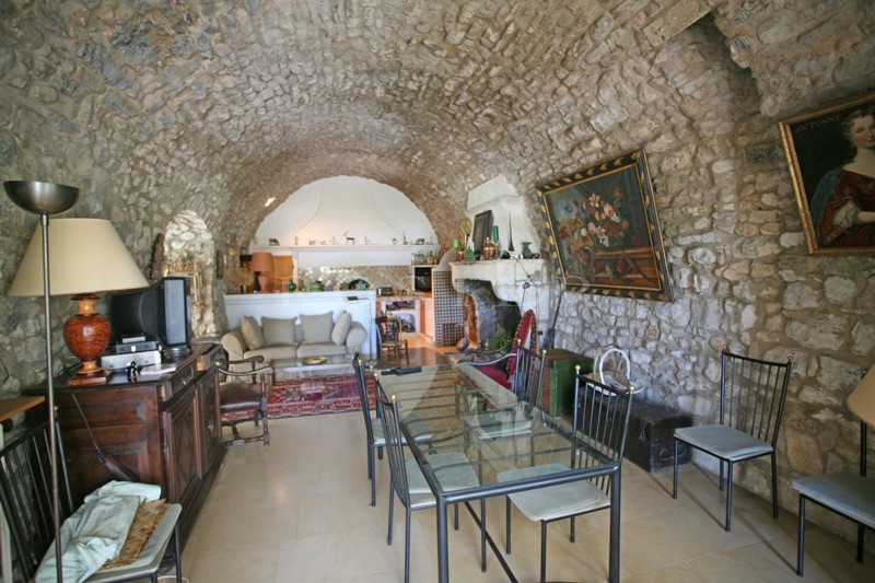 Provence, Luberon, for sale, a renovated XVIth century sheepfold, on 7 hectares of grounds