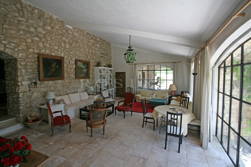 Provence, Luberon, for sale, a renovated XVIth century sheepfold, on 7 hectares of grounds