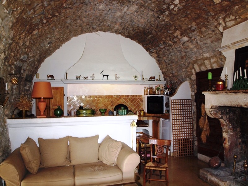 Provence, Luberon, for sale, a renovated XVIth century sheepfold, on 7 hectares of grounds