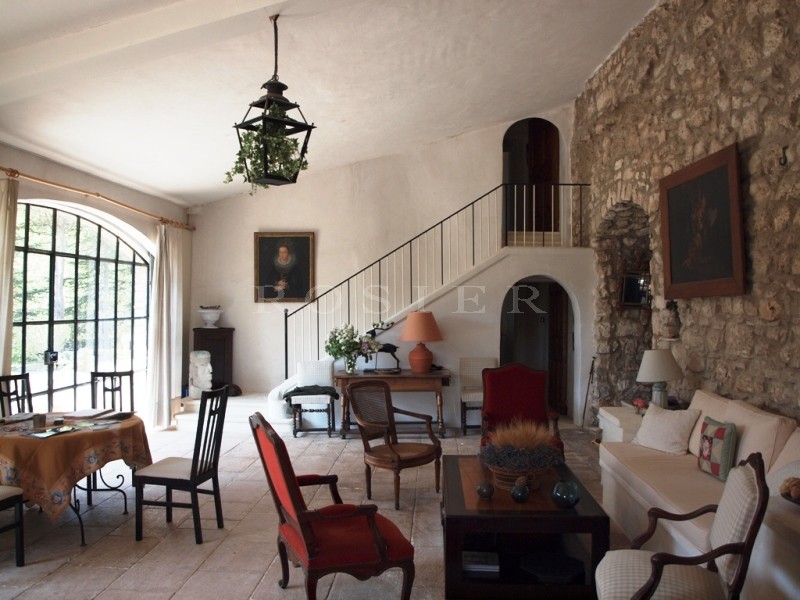 Provence, Luberon, for sale, a renovated XVIth century sheepfold, on 7 hectares of grounds