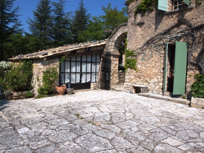 Provence, Luberon, for sale, a renovated XVIth century sheepfold, on 7 hectares of grounds