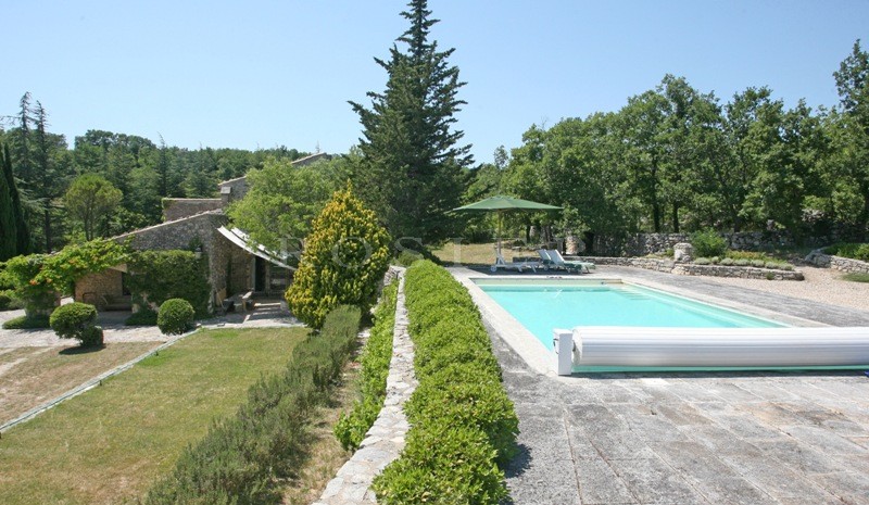 Provence, Luberon, for sale, a renovated XVIth century sheepfold, on 7 hectares of grounds