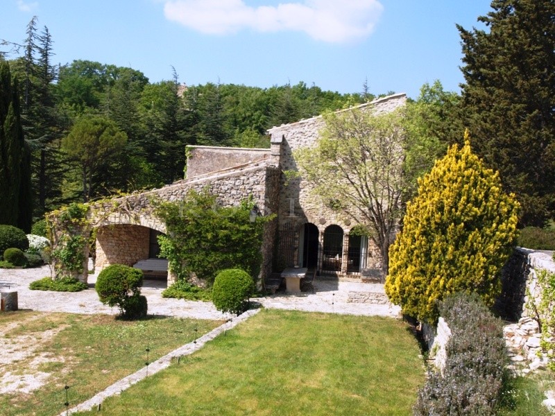 Provence, Luberon, for sale, a renovated XVIth century sheepfold, on 7 hectares of grounds