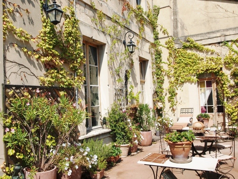 In Provence, between the Alpilles and Luberon mountains, for sale, luxurious mansion with terrace and garden