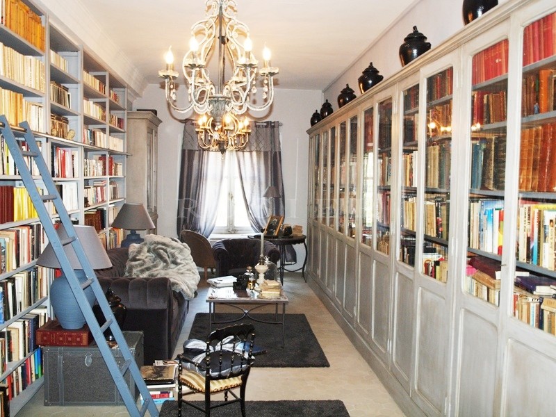 In Provence, between the Alpilles and Luberon mountains, for sale, luxurious mansion with terrace and garden