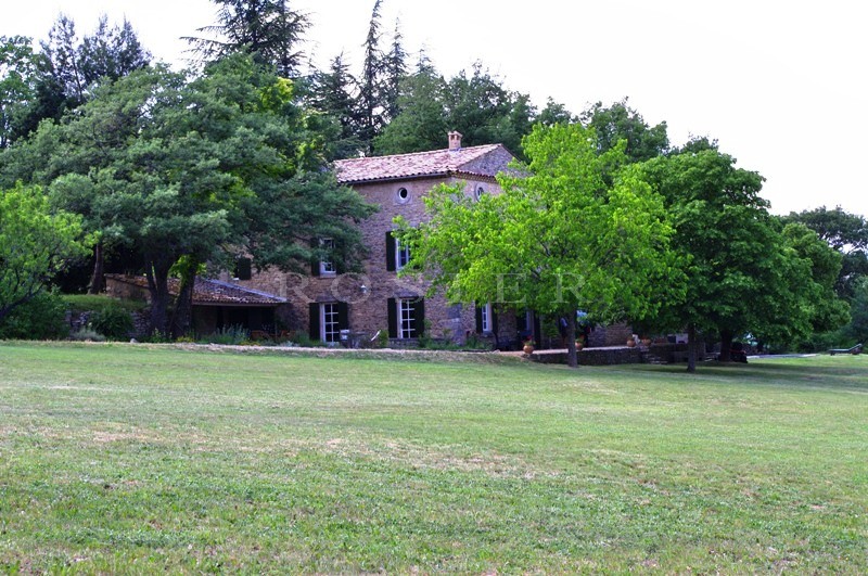 In the Luberon, close to a hilltop village: manor house with swimming pool and magnificent views.