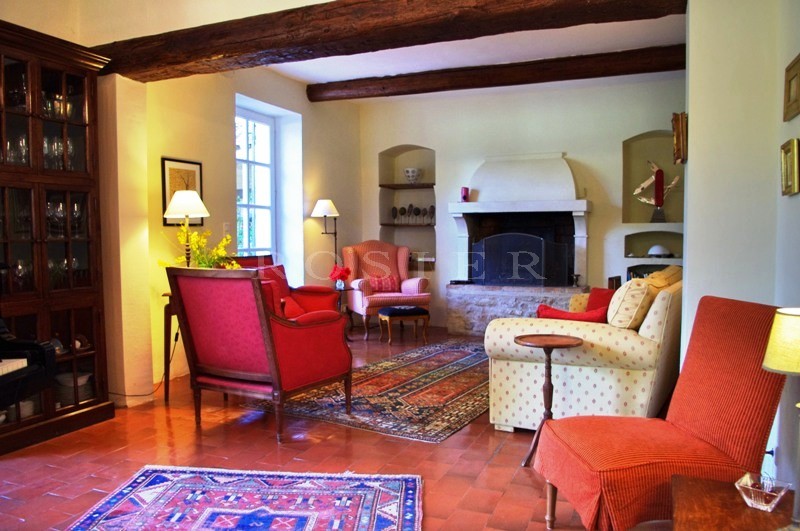 In the Luberon, close to a hilltop village: manor house with swimming pool and magnificent views.