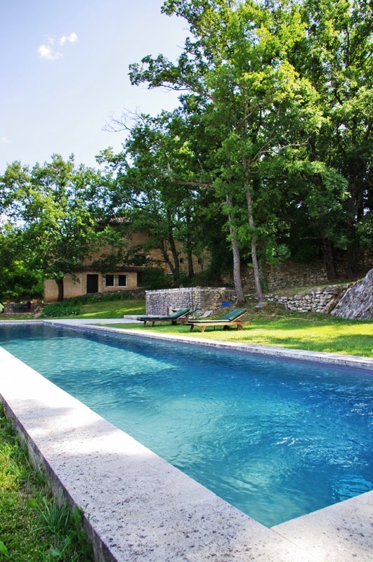 In the Luberon, close to a hilltop village: manor house with swimming pool and magnificent views.