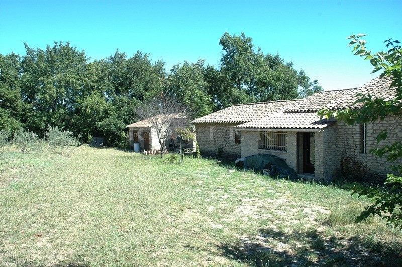 In the Luberon: stone house with stunning views