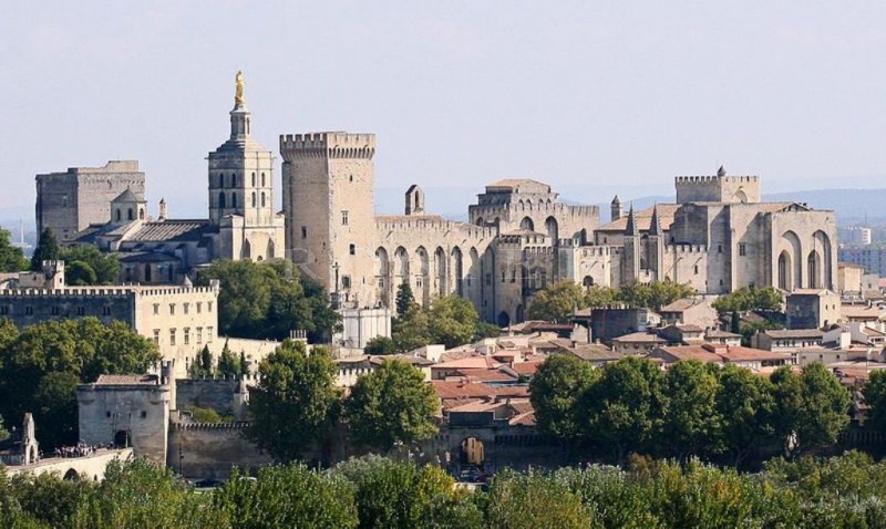 In the heart of Avignon, just a short walk from the Popes' Palace: luxury 150 m² appartment