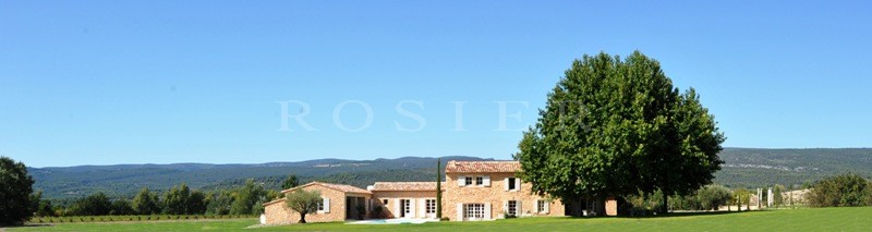 Between Gordes and Roussillon: farmhouse restored woth great care on more than 2.5 hectares (> 6 acres) of land