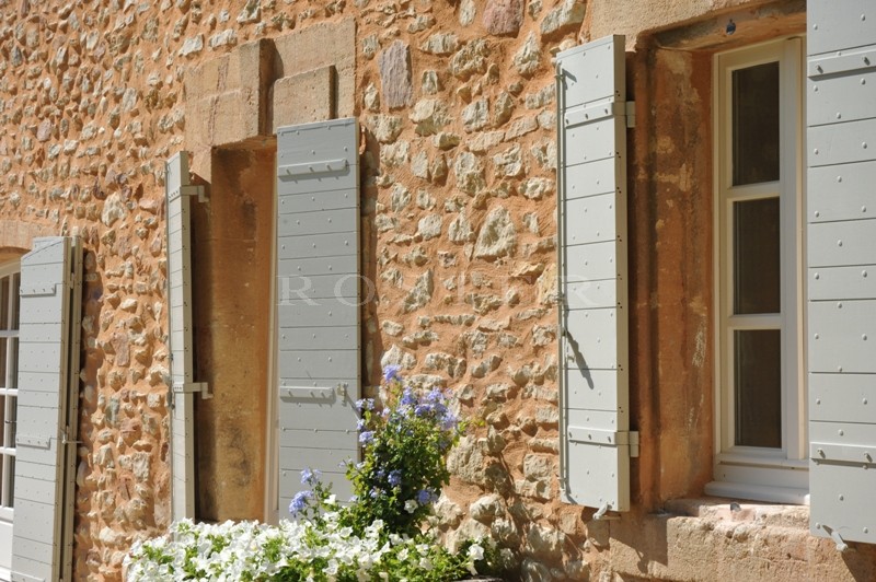 Between Gordes and Roussillon: farmhouse restored woth great care on more than 2.5 hectares (> 6 acres) of land