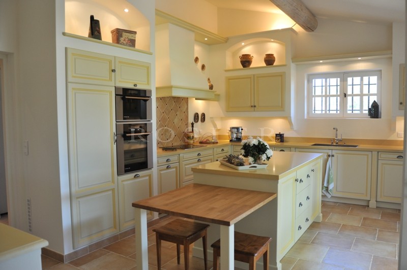 Between Gordes and Roussillon: farmhouse restored woth great care on more than 2.5 hectares (> 6 acres) of land