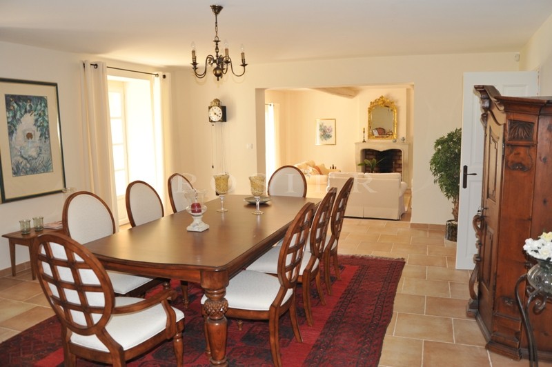 Between Gordes and Roussillon: farmhouse restored woth great care on more than 2.5 hectares (> 6 acres) of land