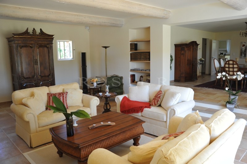 Between Gordes and Roussillon: farmhouse restored woth great care on more than 2.5 hectares (> 6 acres) of land