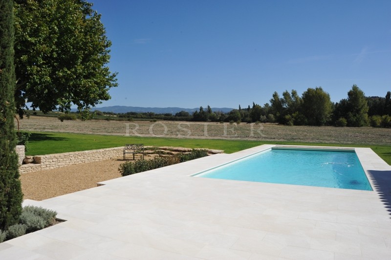 Between Gordes and Roussillon: farmhouse restored woth great care on more than 2.5 hectares (> 6 acres) of land