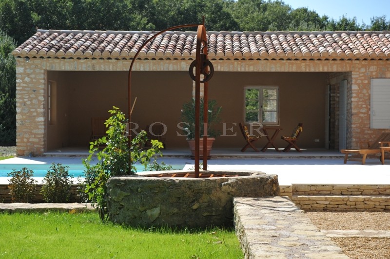 Between Gordes and Roussillon: farmhouse restored woth great care on more than 2.5 hectares (> 6 acres) of land