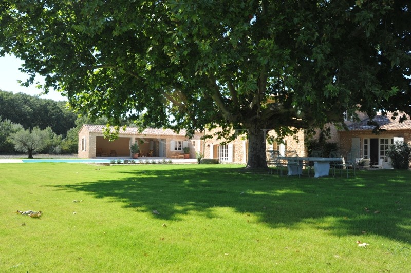 Between Gordes and Roussillon: farmhouse restored woth great care on more than 2.5 hectares (> 6 acres) of land