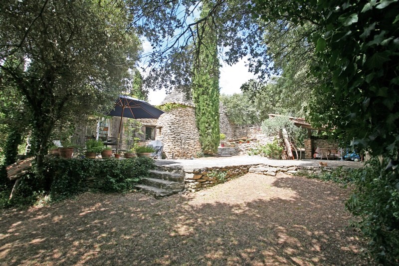 In the Vaucluse mountains and close to the listed village of Gordes: a stone house with outbuildings