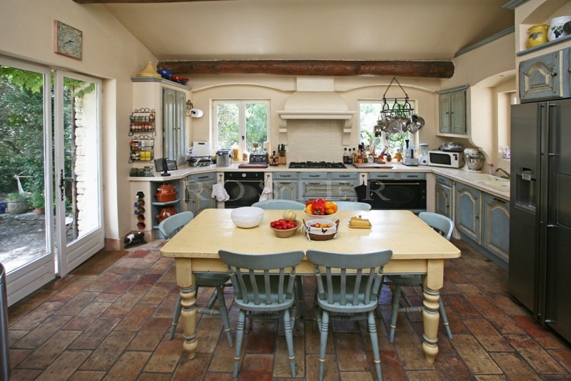In the Vaucluse mountains and close to the listed village of Gordes: a stone house with outbuildings