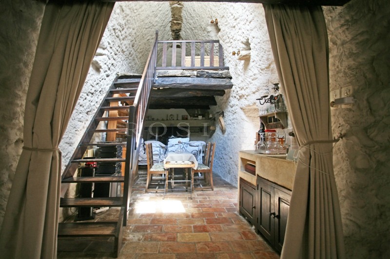 In the Vaucluse mountains and close to the listed village of Gordes: a stone house with outbuildings
