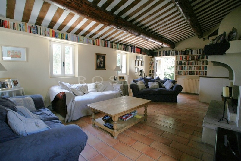 In the Vaucluse mountains and close to the listed village of Gordes: a stone house with outbuildings