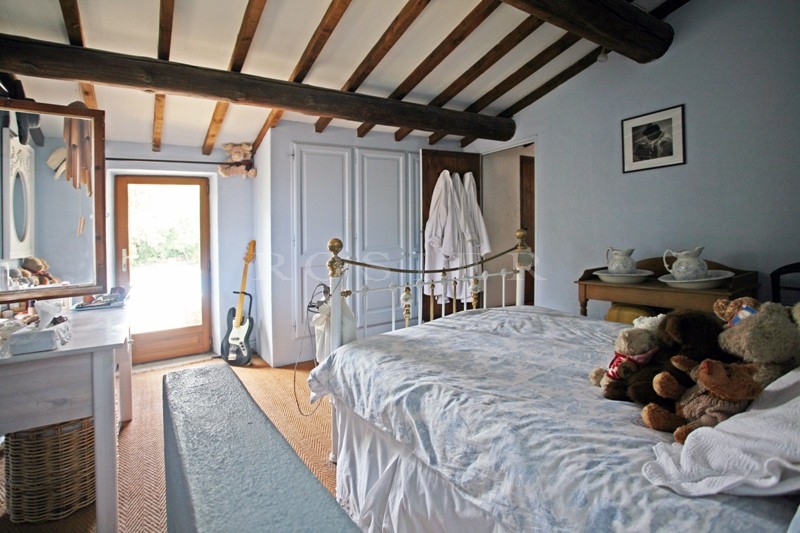In the Vaucluse mountains and close to the listed village of Gordes: a stone house with outbuildings