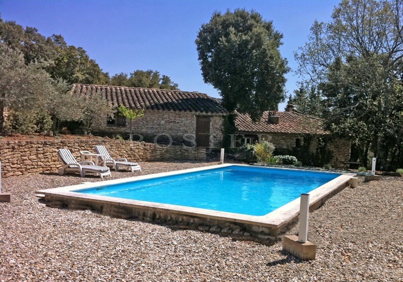 In the Vaucluse mountains and close to the listed village of Gordes: a stone house with outbuildings