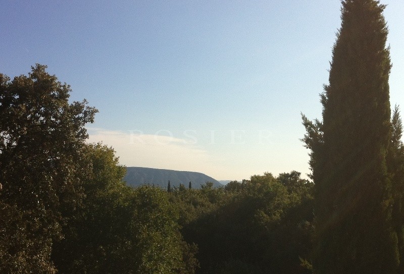 In the Vaucluse mountains and close to the listed village of Gordes: a stone house with outbuildings