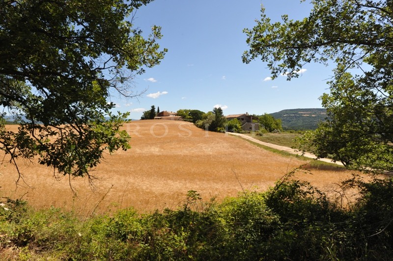 Between the Luberon and the mountains of the Vaucluse: an exceptional property of more than 200 hectares (almost 500 acres) 