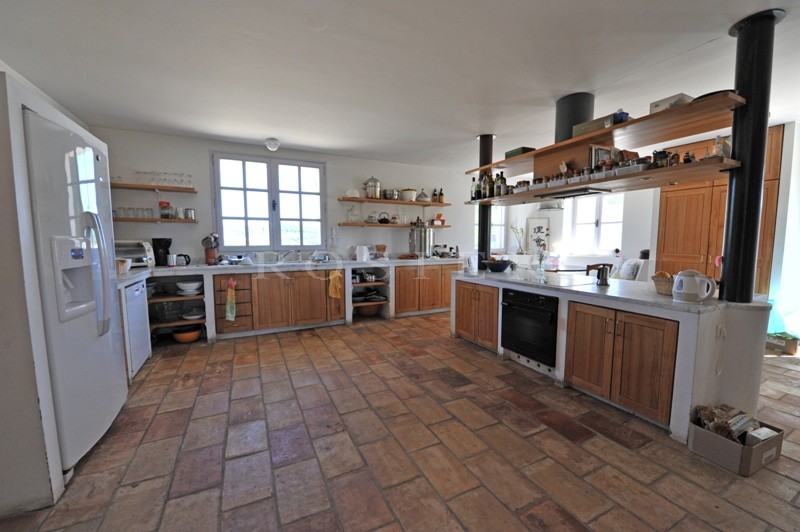Between the Luberon and the mountains of the Vaucluse: an exceptional property of more than 200 hectares (almost 500 acres) 