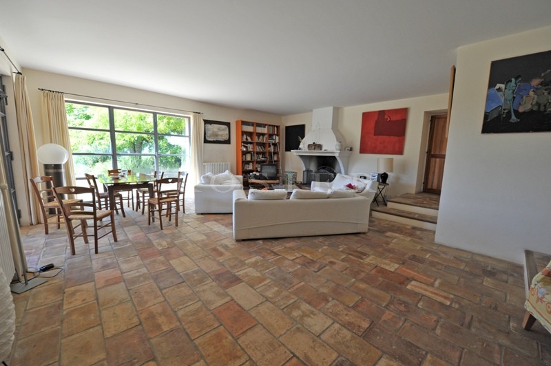 Between the Luberon and the mountains of the Vaucluse: an exceptional property of more than 200 hectares (almost 500 acres) 