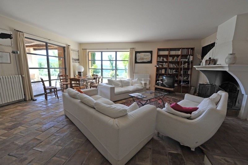 Between the Luberon and the mountains of the Vaucluse: an exceptional property of more than 200 hectares (almost 500 acres) 