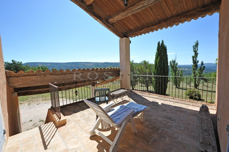 Between the Luberon and the mountains of the Vaucluse: an exceptional property of more than 200 hectares (almost 500 acres) 