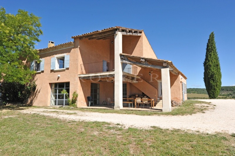 Between the Luberon and the mountains of the Vaucluse: an exceptional property of more than 200 hectares (almost 500 acres) 
