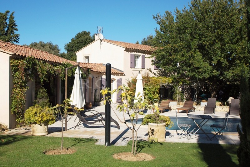 At the foot of the Luberon mountains and close to all amenities: a beautiful, comfortable villa