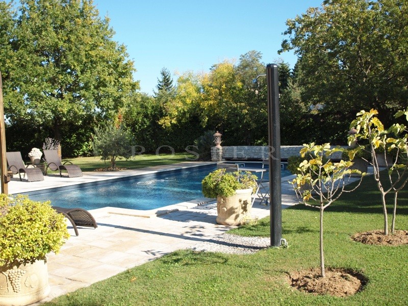 At the foot of the Luberon mountains and close to all amenities: a beautiful, comfortable villa