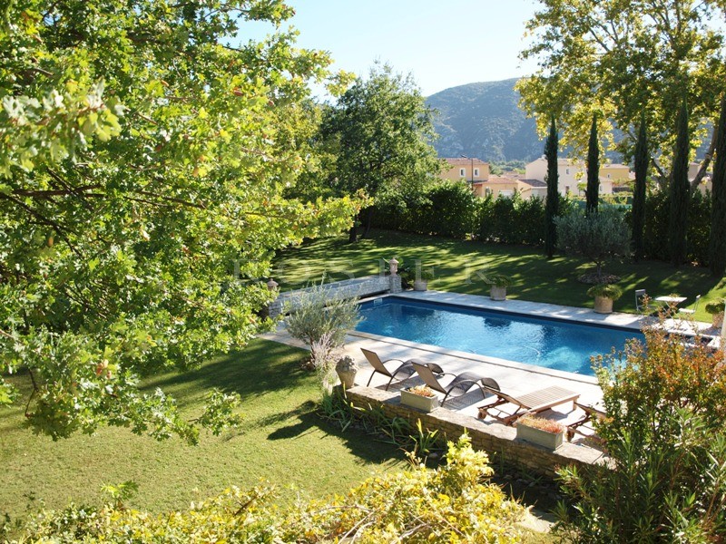 At the foot of the Luberon mountains and close to all amenities: a beautiful, comfortable villa