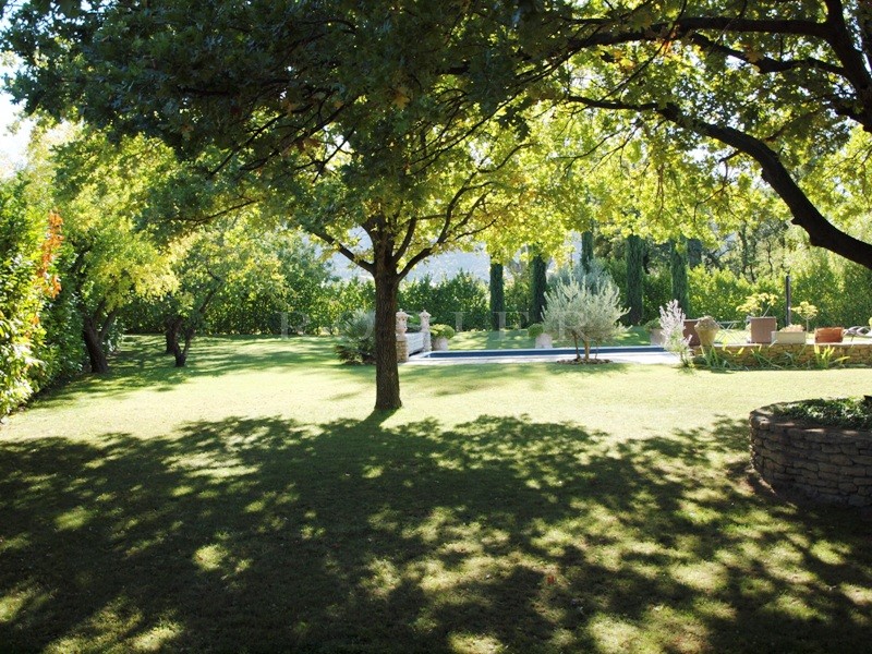 At the foot of the Luberon mountains and close to all amenities: a beautiful, comfortable villa