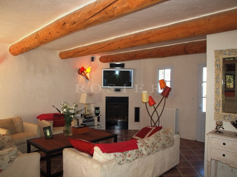 At the foot of the Luberon mountains and close to all amenities: a beautiful, comfortable villa