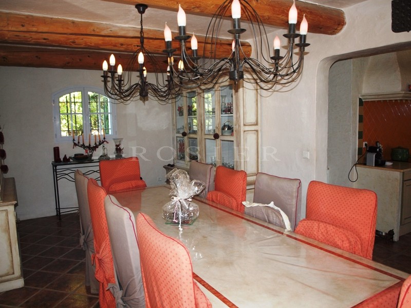 At the foot of the Luberon mountains and close to all amenities: a beautiful, comfortable villa